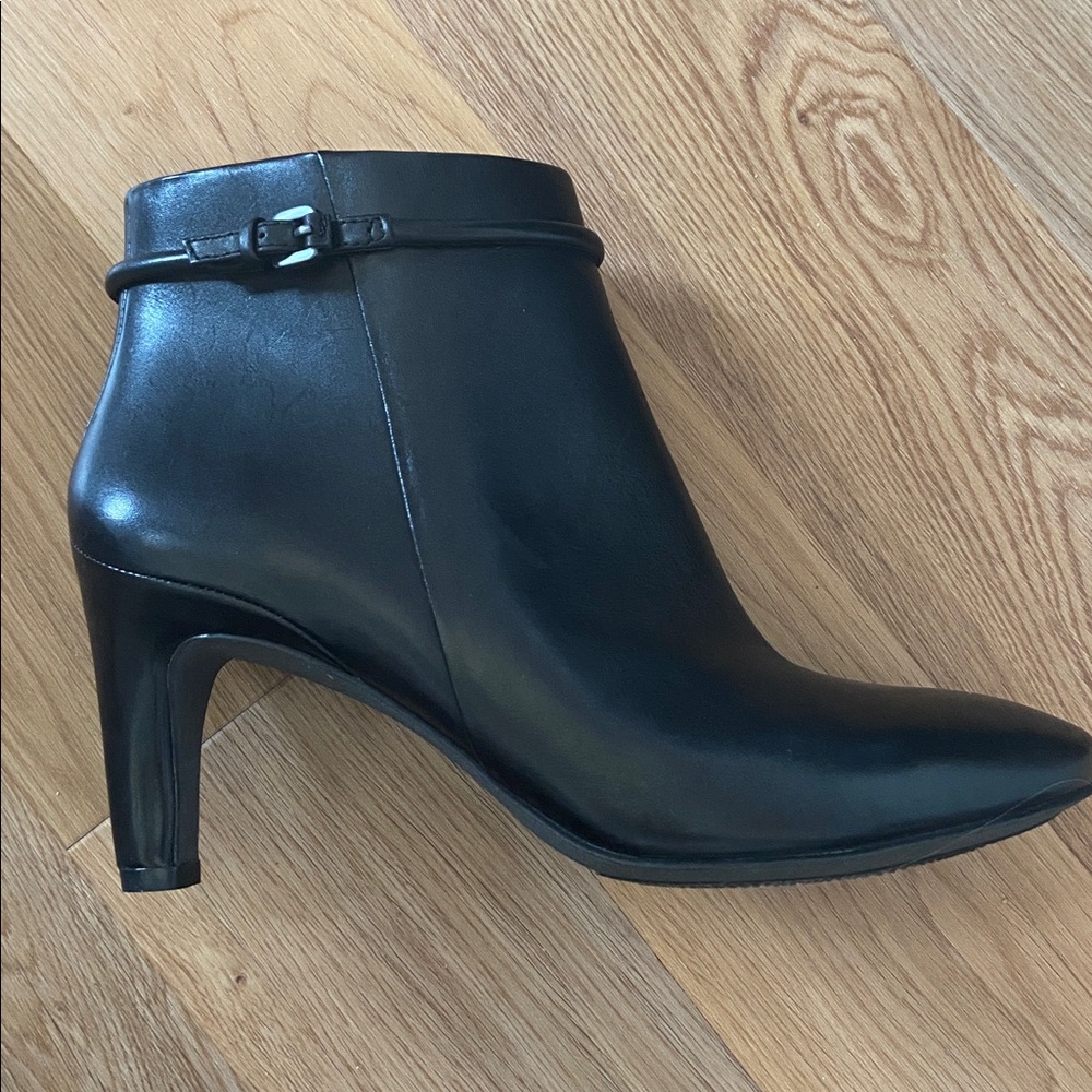ECCO Women's Elegant Black Ankle Booties
 3 1/2” heels EUR 40 US 9 -9 1/2
